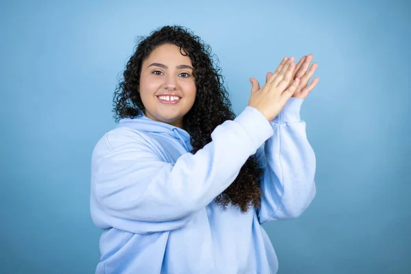Młoda Piękna Kobieta Ubrana Luźną Bluzę Odizolowanym Niebieskim Tle Klaskając — Zdjęcie stockowe
