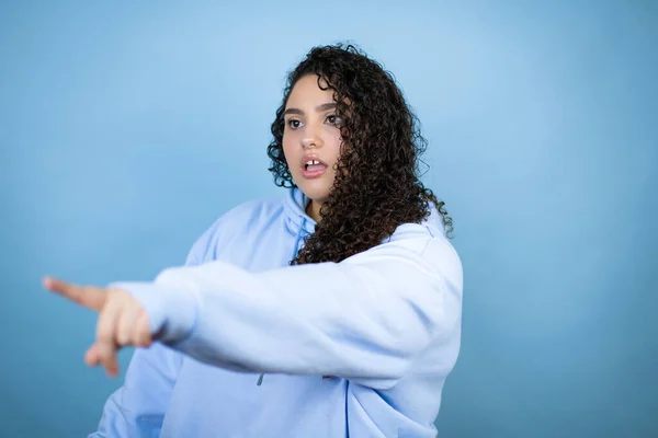 Jonge Mooie Vrouw Dragen Casual Sweatshirt Geïsoleerde Blauwe Achtergrond Lachen — Stockfoto