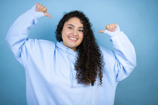 Jovem Mulher Bonita Vestindo Camisola Casual Sobre Fundo Azul Isolado — Fotografia de Stock