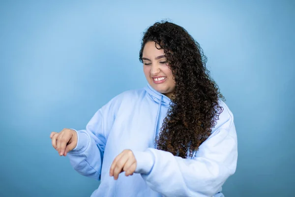 Jonge Mooie Vrouw Draagt Casual Sweatshirt Geïsoleerde Blauwe Achtergrond Walgelijke — Stockfoto
