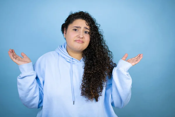 Jovem Mulher Bonita Vestindo Camisola Casual Sobre Isolado Fundo Azul — Fotografia de Stock