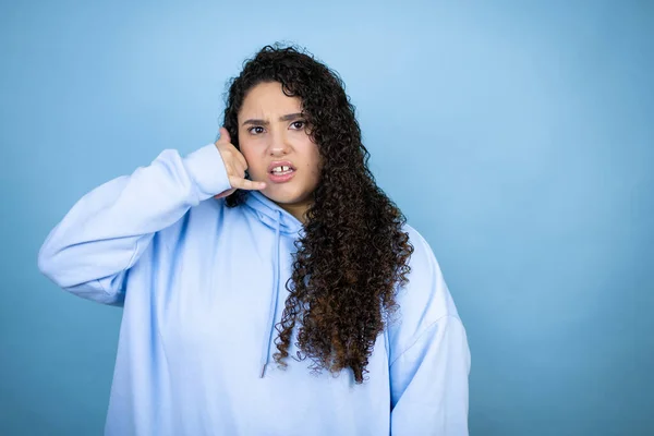 Jonge Mooie Vrouw Dragen Casual Sweatshirt Geïsoleerde Blauwe Achtergrond Verward — Stockfoto