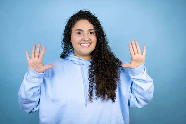 Jonge Mooie Vrouw Dragen Casual Sweatshirt Geïsoleerde Blauwe Achtergrond Tonen — Stockfoto