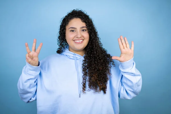 Jonge Mooie Vrouw Draagt Casual Sweatshirt Geïsoleerde Blauwe Achtergrond Tonen — Stockfoto