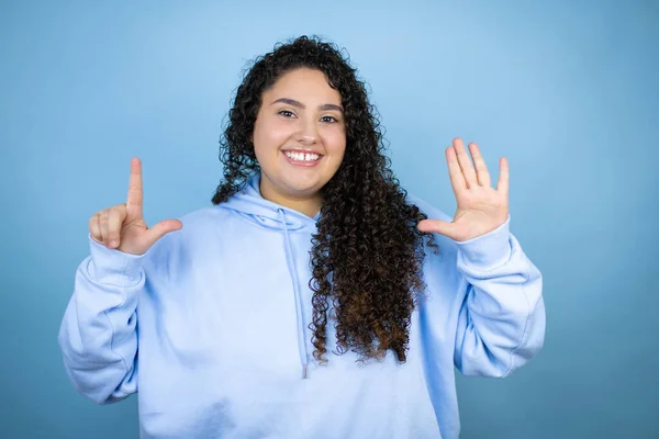 Mujer Hermosa Joven Con Sudadera Casual Sobre Fondo Azul Aislado —  Fotos de Stock