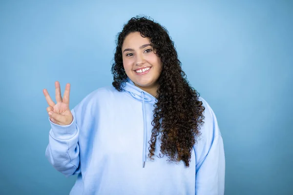 Jonge Mooie Vrouw Dragen Casual Sweatshirt Geïsoleerde Blauwe Achtergrond Tonen — Stockfoto