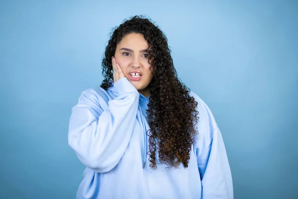 Jonge Mooie Vrouw Dragen Casual Sweatshirt Geïsoleerde Blauwe Achtergrond Aanraken — Stockfoto