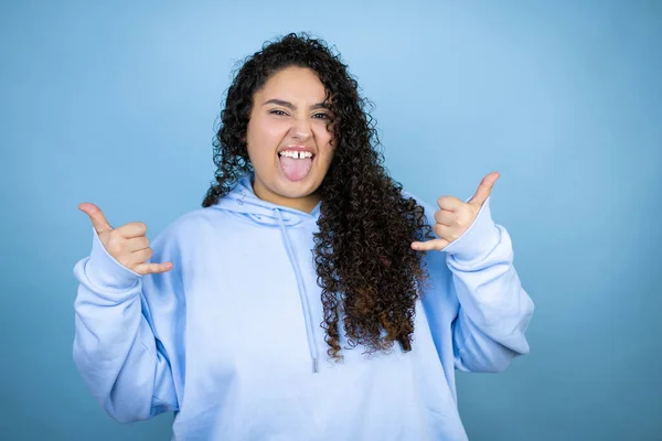 Jonge Mooie Vrouw Dragen Casual Sweatshirt Geïsoleerde Blauwe Achtergrond Schreeuwen — Stockfoto