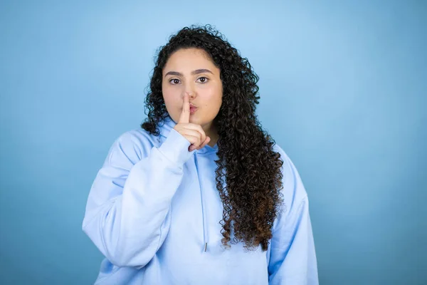 Jonge Mooie Vrouw Draagt Casual Sweatshirt Geïsoleerde Blauwe Achtergrond Vragen — Stockfoto