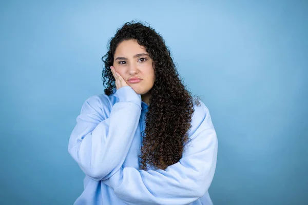 Jonge Mooie Vrouw Dragen Casual Sweatshirt Geïsoleerde Blauwe Achtergrond Denken — Stockfoto