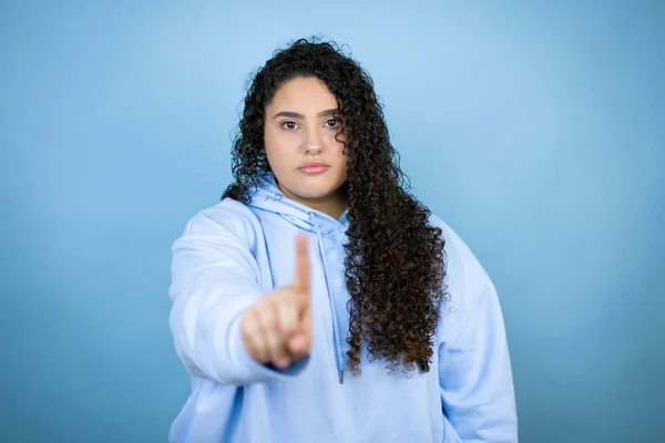 Jonge Mooie Vrouw Dragen Casual Sweatshirt Geïsoleerde Blauwe Achtergrond Tonen — Stockfoto