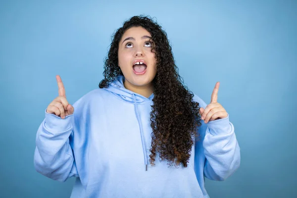 Jovem Mulher Bonita Vestindo Camisola Casual Sobre Fundo Azul Isolado — Fotografia de Stock