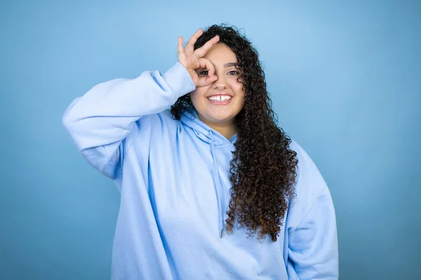 Junge Schöne Frau Lässigem Sweatshirt Über Isoliertem Blauem Hintergrund Tut — Stockfoto