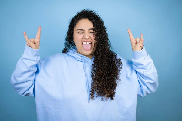 Mujer Hermosa Joven Con Sudadera Casual Sobre Fondo Azul Aislado —  Fotos de Stock