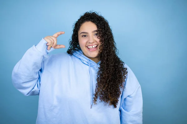 Jonge Mooie Vrouw Draagt Casual Sweatshirt Geïsoleerde Blauwe Achtergrond Glimlachend — Stockfoto