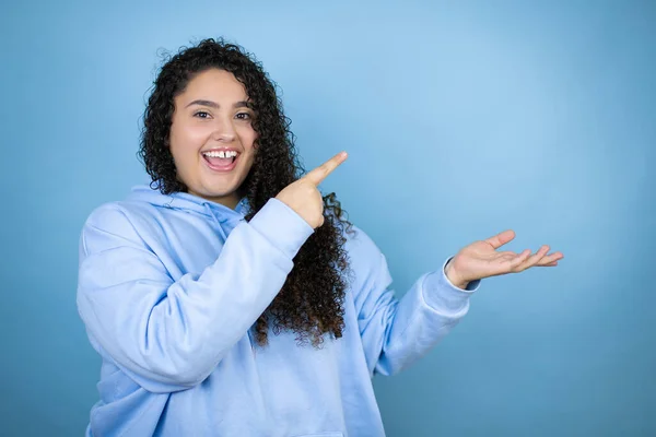 Mujer Hermosa Joven Con Sudadera Casual Sobre Fondo Azul Aislado —  Fotos de Stock