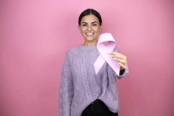 Schöne Frau Trägt Einen Lässigen Violetten Pullover Über Rosa Hintergrund — Stockfoto