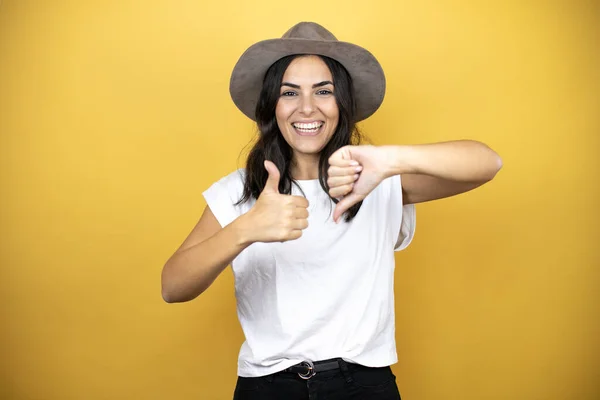 Beautiful Woman Wearing Casual White Shirt Hat Standing Yellow Background — Stock fotografie