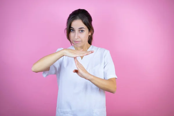 Young Brunette Doctor Girl Wearing Nurse Surgeon Uniform Isolated Pink — ストック写真