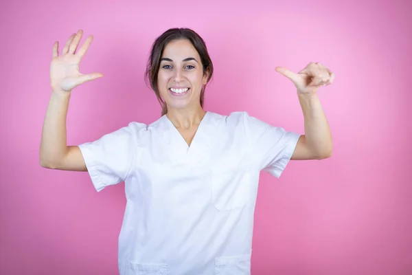 Giovane Ragazza Medico Bruna Indossa Infermiera Chirurgo Uniforme Sfondo Rosa — Foto Stock