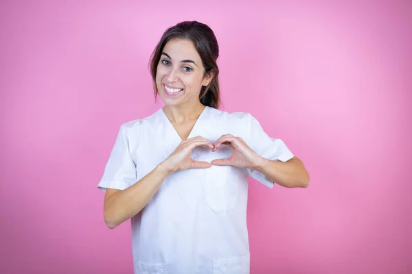 Joven Chica Doctora Morena Vistiendo Uniforme Enfermera Cirujano Sobre Fondo — Foto de Stock