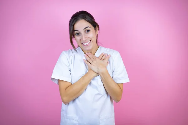 Giovane Ragazza Medico Bruna Indossa Infermiera Chirurgo Uniforme Sfondo Rosa — Foto Stock