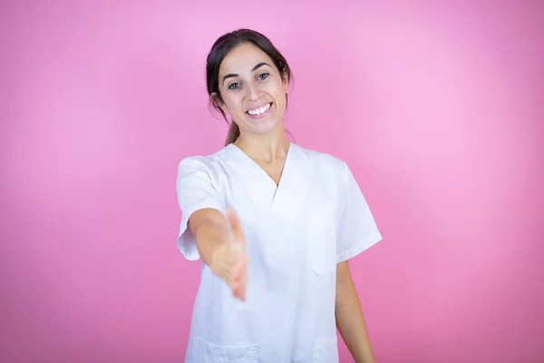 Giovane Ragazza Medico Bruna Indossa Infermiera Chirurgo Uniforme Sfondo Rosa — Foto Stock