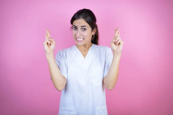 Giovane Ragazza Medico Bruna Indossa Infermiera Chirurgo Uniforme Sfondo Rosa — Foto Stock