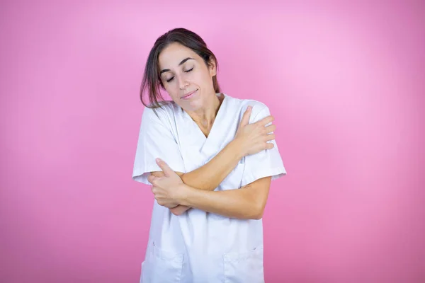 Young Brunette Doctor Girl Wearing Nurse Surgeon Uniform Isolated Pink — ストック写真