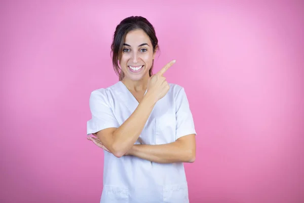 Giovane Ragazza Medico Bruna Indossa Infermiera Chirurgo Uniforme Sfondo Rosa — Foto Stock