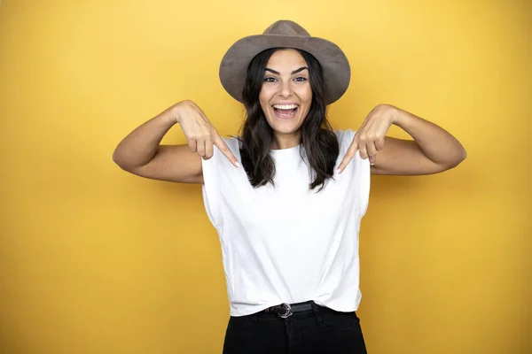 Beautiful Woman Wearing Casual White Shirt Hat Standing Yellow Background — Stockfoto