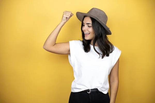 Belle Femme Portant Shirt Blanc Décontracté Chapeau Debout Sur Fond — Photo