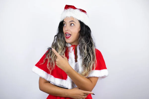 Giovane Bella Donna Indossa Costume Babbo Natale Sfondo Bianco Sorpreso — Foto Stock