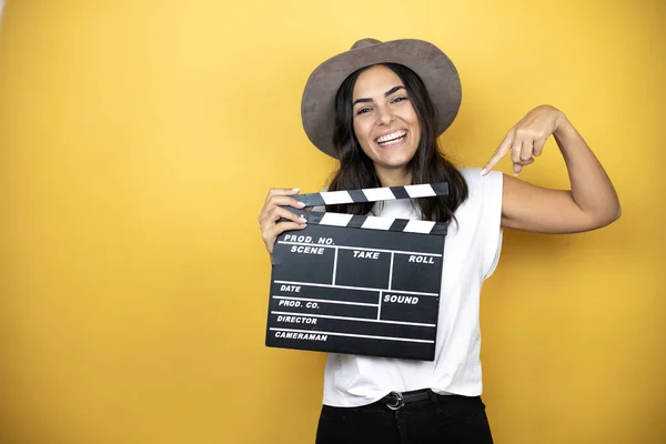 Mulher Bonita Vestindo Casual Shirt Branca Chapéu Sobre Fundo Amarelo — Fotografia de Stock