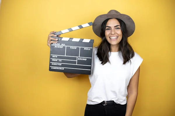 Mulher Bonita Vestindo Casual Shirt Branca Chapéu Sobre Fundo Amarelo — Fotografia de Stock