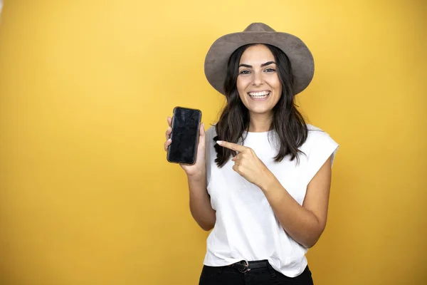 Vacker Kvinna Bär Casual Vit Shirt Och Hatt Stående Över — Stockfoto