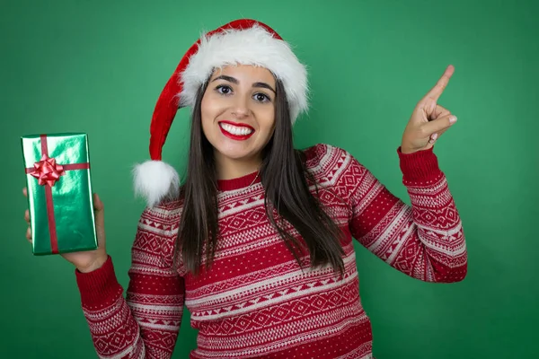 Ung Vacker Flicka Bär Jul Santa Hatt Innehav Gåva Över — Stockfoto