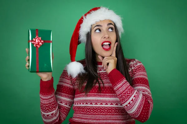 Giovane Bella Ragazza Che Indossa Natale Santa Cappello Possesso Regalo — Foto Stock