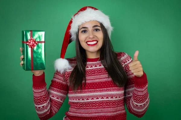 Menina Bonita Nova Vestindo Chapéu Natal Santa Segurando Presente Sobre — Fotografia de Stock