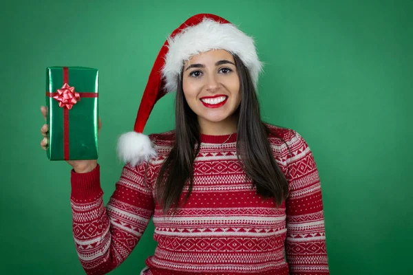 Giovane Bella Ragazza Che Indossa Natale Santa Cappello Possesso Regalo — Foto Stock