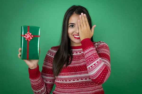 Joven Hermosa Chica Sosteniendo Regalo Sobre Fondo Blanco Aislado Cubriendo —  Fotos de Stock