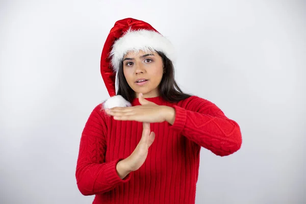 Jeune Belle Femme Portant Chapeau Père Noël Sur Fond Blanc — Photo