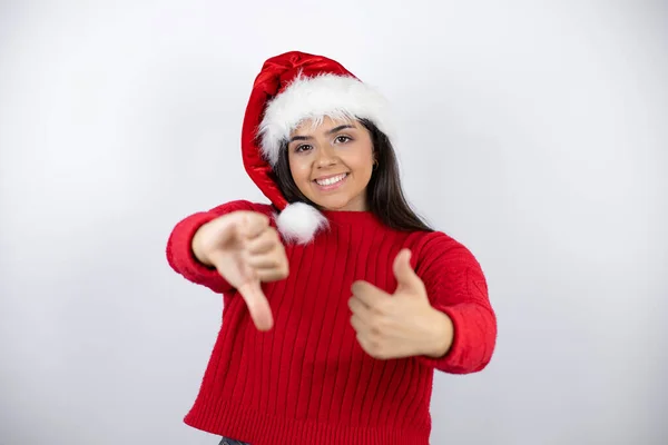 Jeune Belle Femme Portant Chapeau Père Noël Sur Fond Blanc — Photo