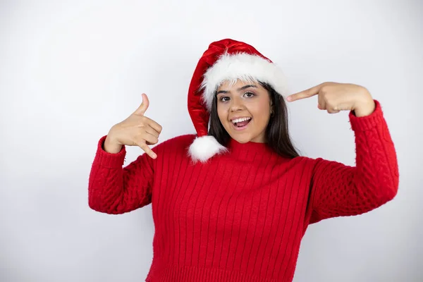 Jeune Belle Femme Portant Chapeau Père Noël Sur Fond Blanc — Photo