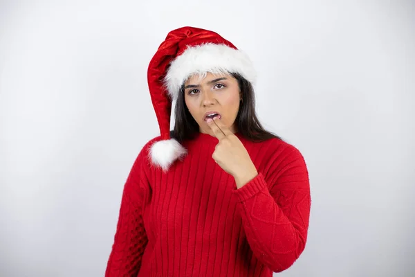 Joven Hermosa Mujer Usando Sombrero Santa Sobre Fondo Blanco Disgustado — Foto de Stock