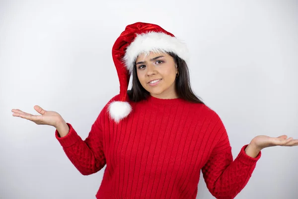 Giovane Bella Donna Indossa Cappello Babbo Natale Sfondo Bianco Espressione — Foto Stock