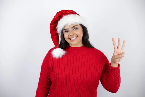 Jovem Mulher Bonita Vestindo Chapéu Papai Noel Sobre Fundo Branco — Fotografia de Stock