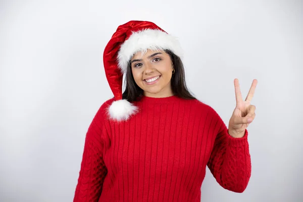 Ung Vacker Kvinna Bär Santa Hatt Över Vit Bakgrund Visar — Stockfoto