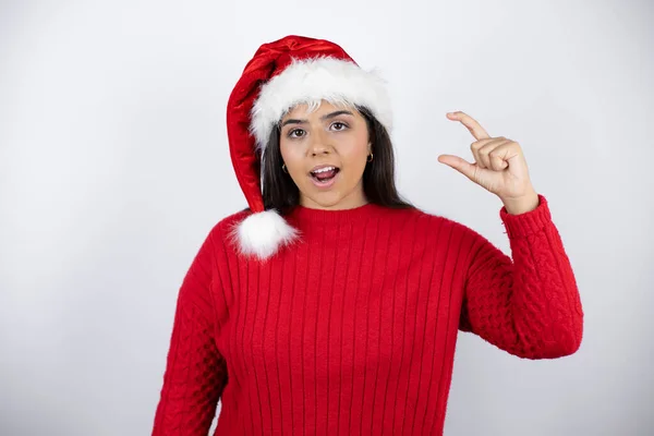 Giovane Bella Donna Che Indossa Cappello Babbo Natale Sfondo Bianco — Foto Stock