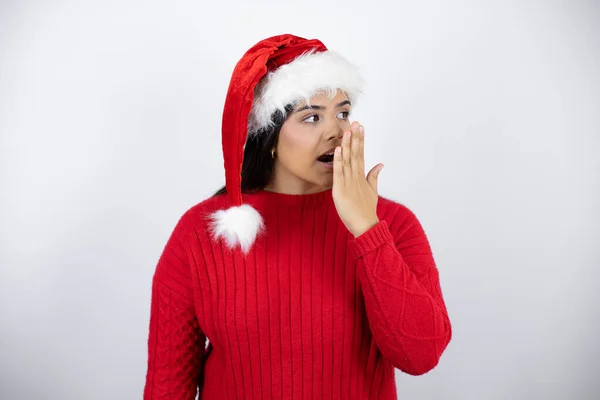 Joven Hermosa Mujer Con Sombrero Santa Sobre Fondo Blanco Con — Foto de Stock